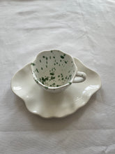 Load image into Gallery viewer, Souvenirs d&#39;été- tasse à café blanche éclats vert olive avec sous tasse
