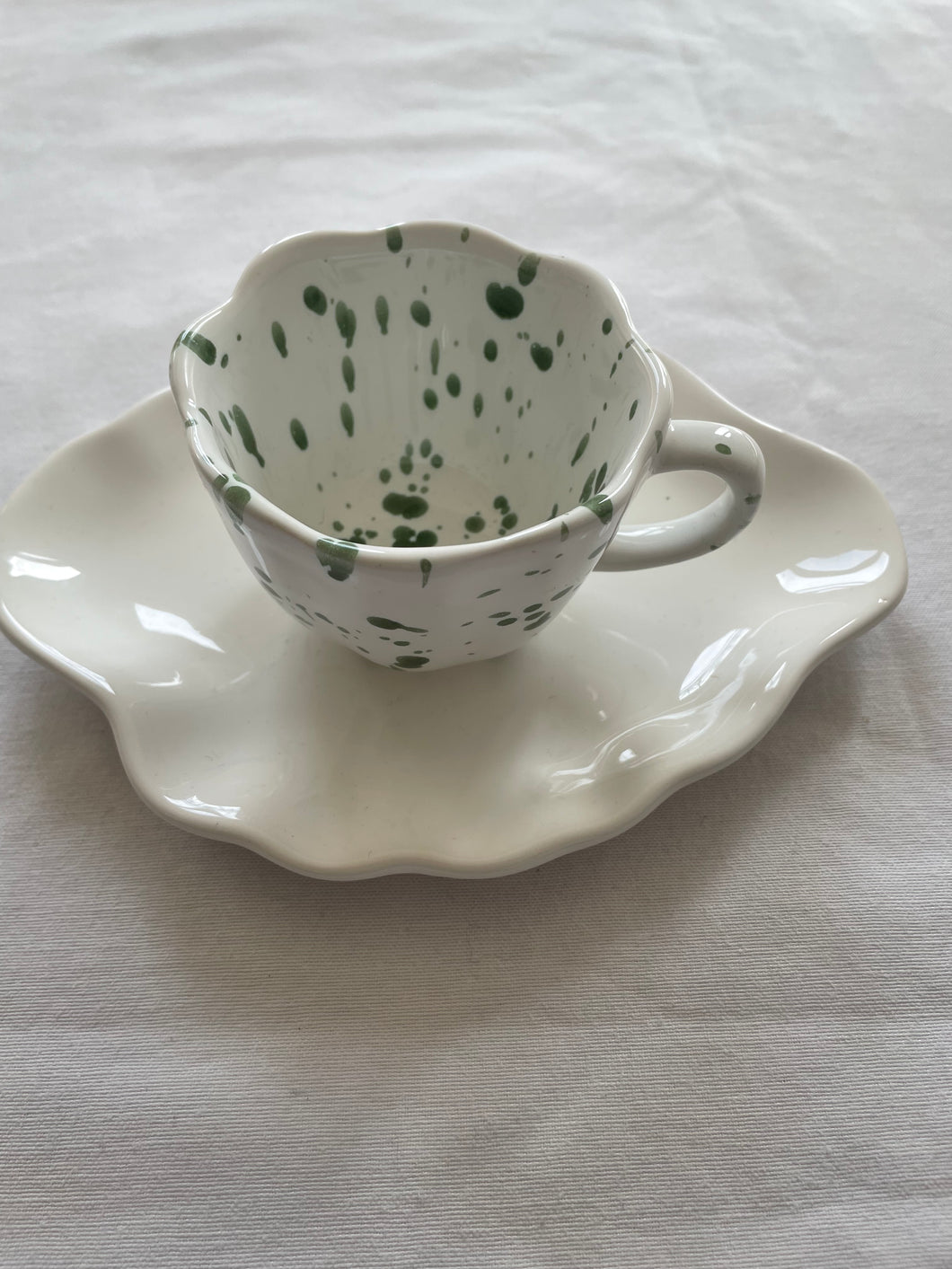 Souvenirs d'été- tasse à café blanche éclats vert olive avec sous tasse