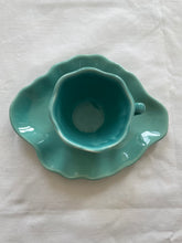Load image into Gallery viewer, Coquillages et crustacés- tasse à café turquoise avec sous tasse
