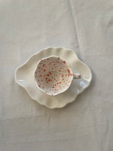 Load image into Gallery viewer, Souvenirs d&#39;été- tasse à café en terrasse éclats corail et sous tasse blanche
