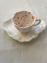 Load image into Gallery viewer, Souvenirs d&#39;été- tasse à café en terrasse éclats corail et sous tasse blanche
