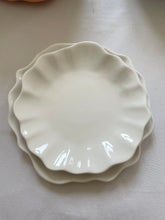 Load image into Gallery viewer, Coquillages -Assiette petit modèle blanc écume
